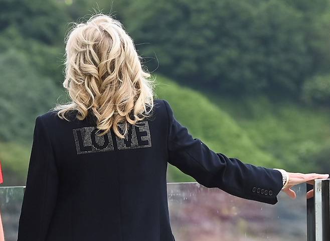 ‘LOVE’가 적힌 재킷을 입고 G7 정상회의 참석차 영국을 방문한 미국 대통령 부인 질 바이든 여사.ⓒEPA