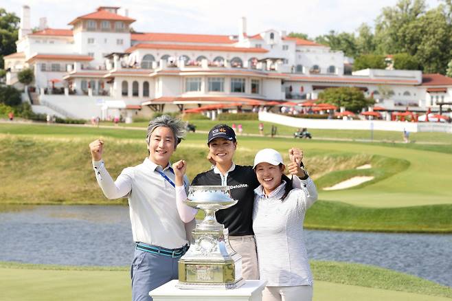 전인지(가운데)가 지난 27일 미국 메릴랜드주 베데스다의 콩그레셔널CC에서 열린 LPGA 투어 메이저대회 KPMG 위민스 PGA 챔피언십에서 우승한 뒤 박원 코치(왼쪽) 등과 우승컵을 두고 환호하고 있다. 베데스다|AFP연합뉴스