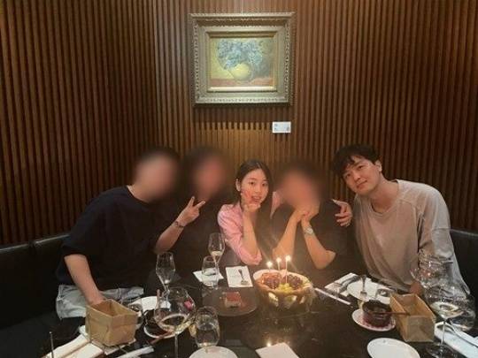 안소희 생일파티에 함께한 연우진(오른쪽). 사진ㅣ안소희 SNS