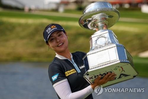 KPMG 여자 PGA 챔피언십 우승 트로피를 든 전인지. [로이터=연합뉴스]