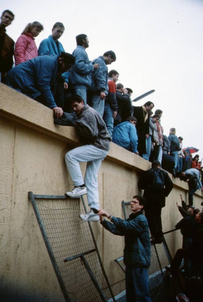 1989년 동서독 시민들에 의해 붕괴된 베를린 장벽.［한길사 제공. 재판매 및 DB 금지］