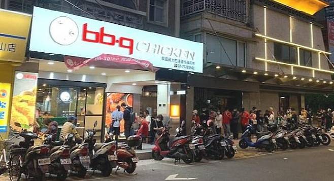 지난해 대만에 오픈한 BBQ 지산점에 방문하기 위해 몰려든 사람들로 대기줄이 길게 늘어서 있다. (사진=bbq)