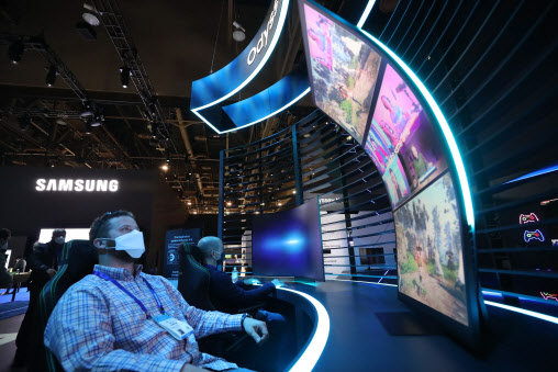 세계 최대 전자·가전·정보기술(IT) 전시회인 CES 2022 개막을 하루 앞두고 미국 네바다주 라스베이거스 컨벤션센터 내 마련된 삼성전자 부스에 게임 전용 디스플레이 ‘오디세이 아크’가 전시돼 있다.(사진=뉴시스)