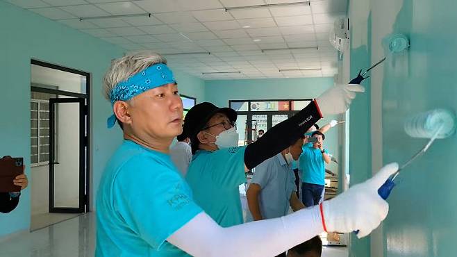 베트남 호아방, 고엽제 피해아동센터에서 KT IT 교실을 신축하고 있는 봉사단원들