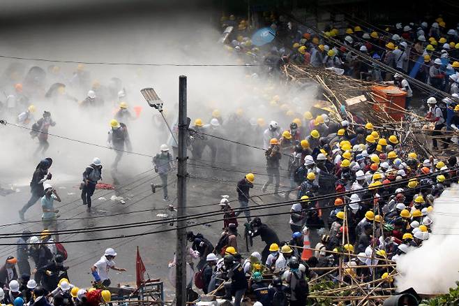 지난해 4월 미얀마 최대 도시 양곤에서 벌어진 군부 쿠데타 규탄 시위 현장에 경찰이 발사한 최루 가스가 자욱하다.(사진=연합뉴스)