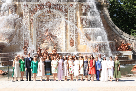 나토 정상회의 참석 정상 배우자들과 함께한 김건희 여사 〈사진=스페인 왕실〉