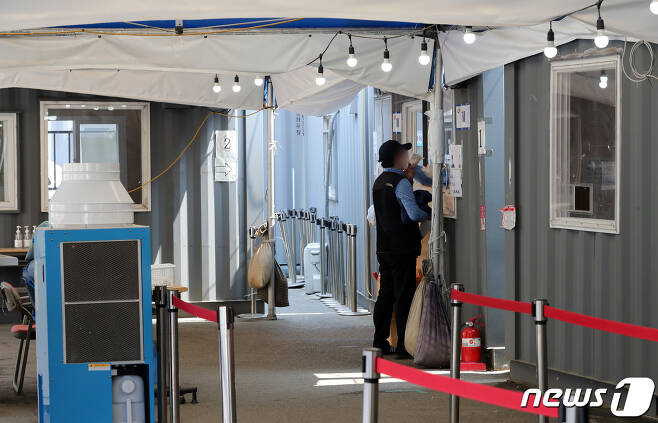 서울 중구 서울역 임시선별검사소에서 한 시민이 PCR 검사를 받고 있다. (자료사진) 2022.5.23/뉴스1 © News1 박세연 기자