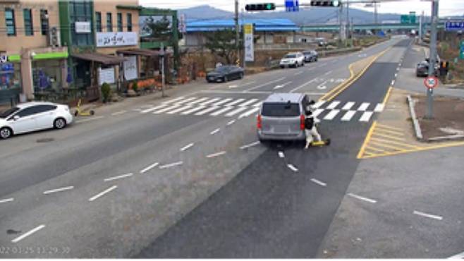 지난 3월25일 청양군 한 도로 CCTV에 찍힌 승합차와 공유 킥보드 간 교통사고 모습. (충남경찰청 제공)© 뉴스1