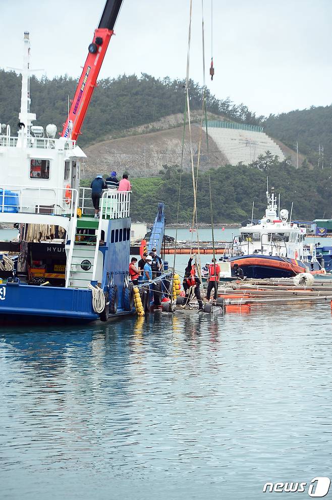29일 오전 전남 완도군 신지면 송곡항 인근 앞바다에서 경찰이 최근 실종된 조유나양(10) 일가족의 아우디 차량 인양작업을 하고 있다. 2022.6.29/뉴스1 © News1 정다움 기자