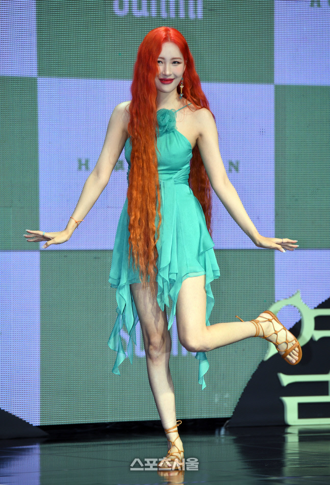 Sunmi will make a comeback as a single in 10 monthsOn the afternoon of the 29th, a media showcase was held at Shinhan pLay Square in Seogyo-dong, Seoul Mapo District to commemorate the release of Sunmis new digital single, Heaty.It is the god of 10 months since the mini 3 s 6th album which was released in August last year.I feel very happy that I can perform with my fans again, Sunmi said, adding, I can already hear you shouting how to cheer me up.Im more than ever, and I think its a very light album, even though Ive been relieved a lot, he said.Heat is an album that tells the hot love story of Han Summer. This album includes two songs, Dongmyeongs title songs, Heat Up and Foot Love.Sunmi added his own music color by participating in the songwriting work of the new single and Dongmyeongs title song Rise Up and the song and composition of the song Foot Love.