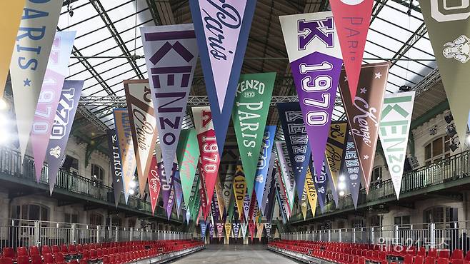 사진 : 겐조(KENZO) 2023 S/S 컬렉션 패션쇼 (사진 출처 : 겐조)