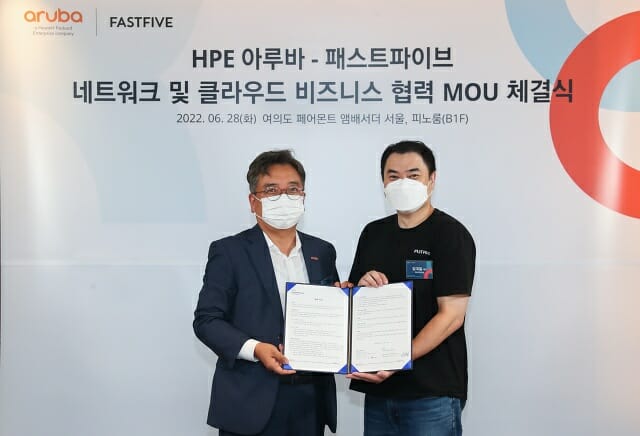 한국 HPE 아루바 강인철 부사장(왼쪽)과 패스트파이브 김대일 대표.