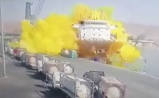 27일(현지시간) 요르단 남부 아카바 항구에서 크레인으로 운반 중이던 가스탱크가 추락해 폭발하면서 노란색 염소가스가 유출되고 있다. [이미지출처=연합뉴스]