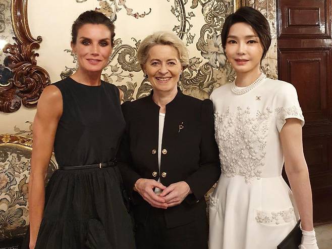 윤석열 대통령 부인 김건희 여사가 지난 28일(현지시간) 마드리드 왕궁에서 열린 스페인 국왕 내외 주최 갈라 만찬에서 레티시아(왼쪽) 스페인 왕비, 라이엔 EU 집행위원장(가운데)과 기념촬영을 하고 있다. /뉴시스