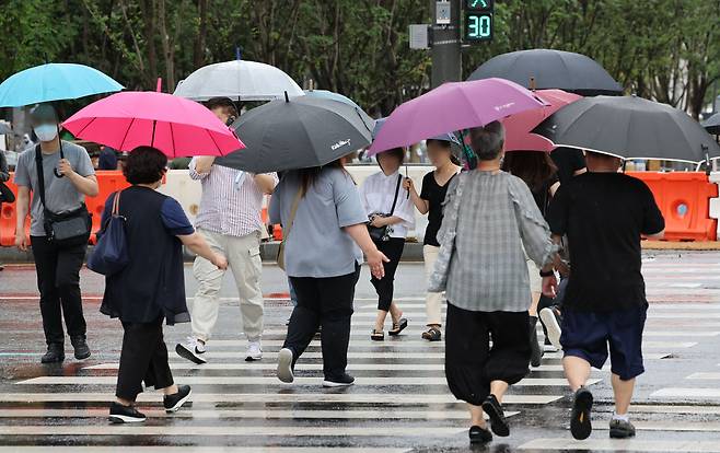 이번 주 내내 장맛비가 내릴 것으로 예보된 27일 오후 서울 시내의 거리에 비가 내리고 있다. /연합뉴스