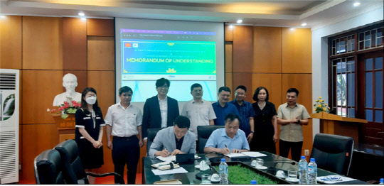 29일(현지시간) 베트남 화빈성 과학기술청 본원에서 이준호(가운데 왼쪽) VITASK 부센터장과 Mr. Ho(가운데 오른쪽) 청장이 현지 기술기업 육성을 위한 MOU를 체결하고 있다. VITASK 제공