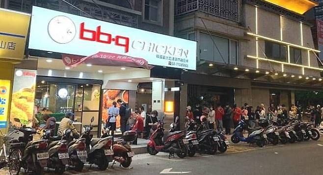 지난해 대만에 오픈한 BBQ 지산점에 방문하기 위해 몰려든 사람들로 대기줄이 길게 늘어서 있다