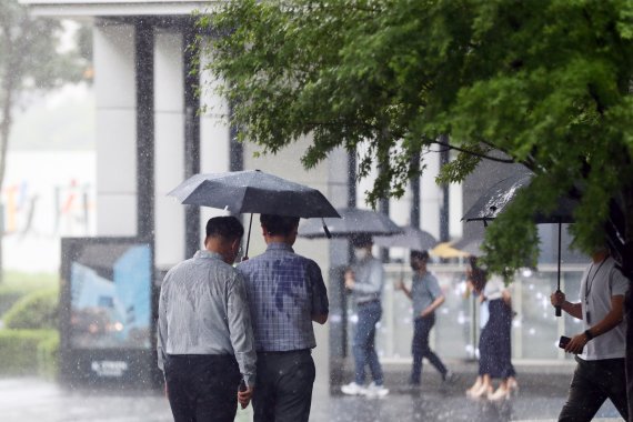 장맛비가 쏟아진 29일 서울 종로구청 인근에서 우산을 쓴 시민이 발걸음을 재촉하고 있다. /사진=뉴스1