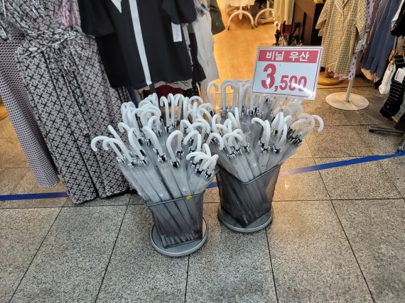 강남역 지하상가에서 판매되는 우산 /사진=박문수 기자