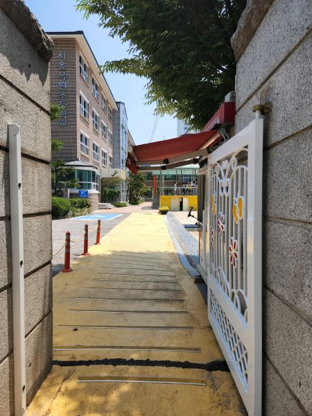 서울목원초등학교는 보건실 전부와 돌봄교실 일부를 목재로 교체했다.