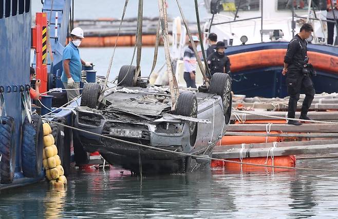 29일 오전 전남 완도군 신지면 송곡선착장 인근 방파제에서 경찰이 10m 바닷속에 잠겨있는 조유나(10)양 가족의 차량을 인양하고 있다. 경찰은 실종된 조양의 가족과 차량을 찾기 위해 수중 수색하다 전날 가두리양식장 아래에 잠겨있는 차량을 발견했다. 완도/연합뉴스
