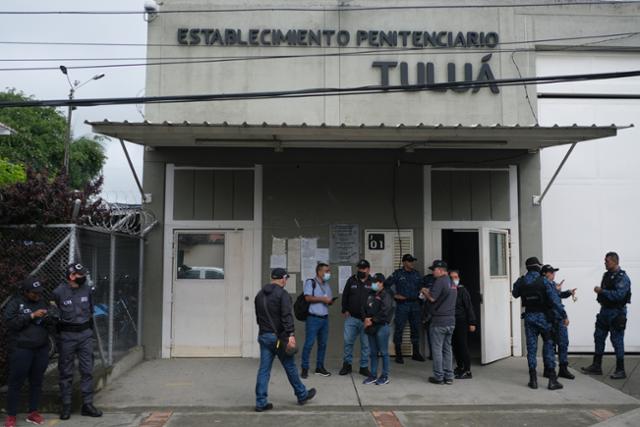28일 화재로 최소 49명이 사망한 것으로 알려진 콜롬비아 툴루아 교도소 입구에 교도관과 병력이 배치돼있다. 툴루아=AP 연합뉴스