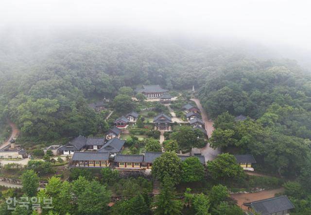 소백산 자락에 포근히 안긴 부석사 전경.