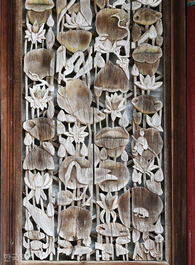 여러 동식물과 사람까지 섬세하게 조각된 성혈사 나한전 문살.