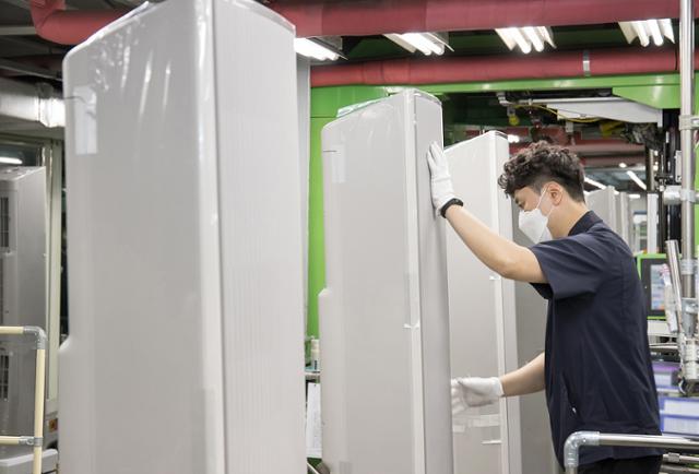 지난달 17일 삼성전자 광주사업장에서 직원들이 '비스포크 무풍에어컨 갤러리'를 생산하고 있다. 삼성전자는 2022년형 무풍에어컨 인기에 힘입어 광주사업장에 위치한 에어컨 생산라인을 2월부터 풀가동 중이라고 밝혔다. 연합뉴스