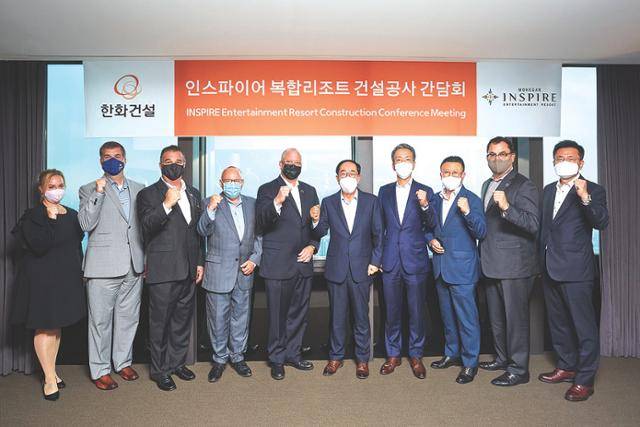 최광호 한화건설 부회장(왼쪽 여섯 번째), 제임스 게스너 모히건 회장(왼쪽 다섯 번째) 등 양측 관계자들이 서울 여의도 63빌딩에서 복합리조트 사업 협력 방안을 논의한 후 기념촬영하고 있다.