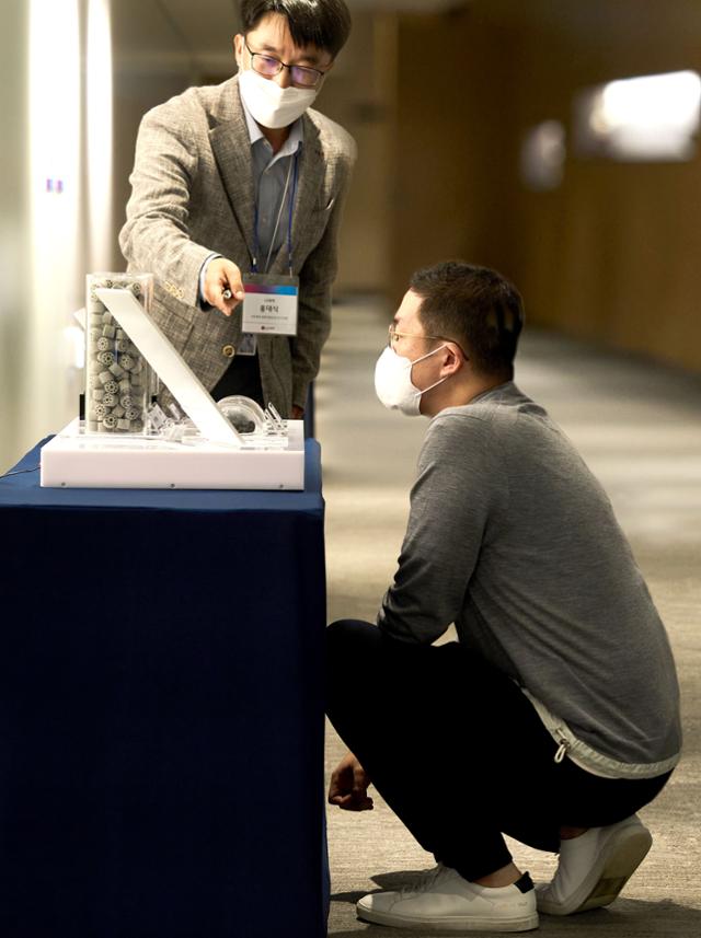 구광모(오른쪽) LG 회장이 28일 서울 마곡 LG사이언스파크에서 촉매를 활용해 탄소를 저감하는 기술에 대해 설명을 듣고 있다.