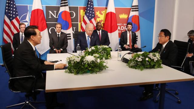 윤석열(왼쪽) 대통령이 29일(현지시간) 마드리드 이페마(IFEMA)에서 조 바이든(가운데) 미국 대통령, 기시다 후미오 일본 총리와 한미일 정상회담을 하고 있다. 마드리드=서재훈 기자