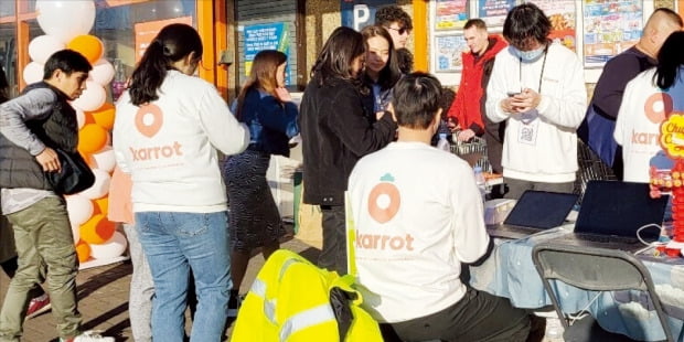 당근마켓 직원들이 지난 3월 18일 영국 런던의 한 대형마트 앞에서 지역 주민을 대상으로 당근마켓 앱을 알리고 있다. 사흘간 마케팅 활동으로 1000명 이상이 당근마켓에 가입했다.  /당근마켓 제공