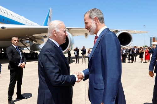 조 바이든 미국  대통령이 28일(현지시간) 북대서양조약기구(나토) 정상회의에 참석하기 위해 스페인 마드리드에 도착해 공항에 영접 나온 펠리페 6세 스페인 국왕과 악수를 하고 있다. 마드리드|로이터연합뉴스