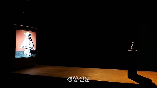 톰 삭스, ‘TV 요다’(2022). 김종목 기자