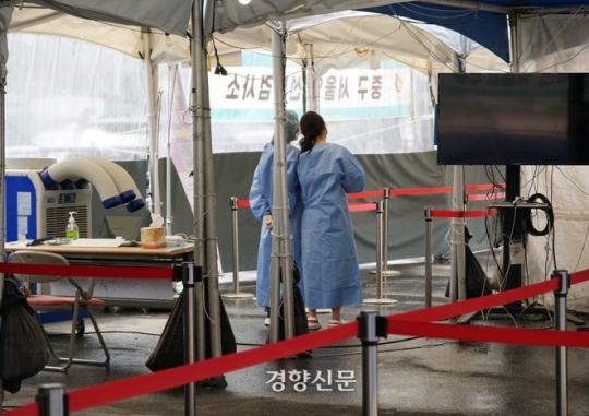 On June 6, medical staff wait for citizens to get tested at a temporary screening clinic in Seoul Station Plaza. Bak Min-gyu, Senior Reporter