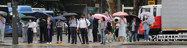 서울지역에 장맛비가 내렸다 그쳤다 하는 29일 광화문 사거리에서 일부 시민은 우산을 쓰지 않고 일부 시민은 우산을 쓴 채로 신호를 기다리고 있다. /한수빈 기자