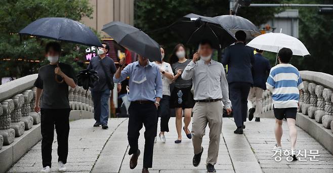 서울지역에 장맛비가 내렸다 그쳤다 하는 29일 청계천에서 일부 시민은 우산을 쓰지 않고 일부 시민은 우산을 쓴 채로 걷고 있다. /한수빈 기자