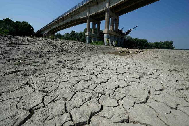 6월 15일(현지시간) 이탈리아 북부 지역의 오랜 가뭄으로 포강 바닥이 드러나 있는 모습. AP연합뉴스