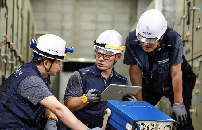 한국전기안전공사 기술진이 작업 현장에서 전기설비 안전상태를 점검하고 있다.