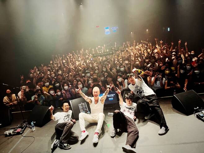 Legendary punk rock band No Brain takes pictures with some 400 fans after wrapping up its first concert in almost six years at the Live Hall of the KT&G SangsangMadang Center in Hongdae, Seoul, on Sunday. (Roxta Muzik & Live)