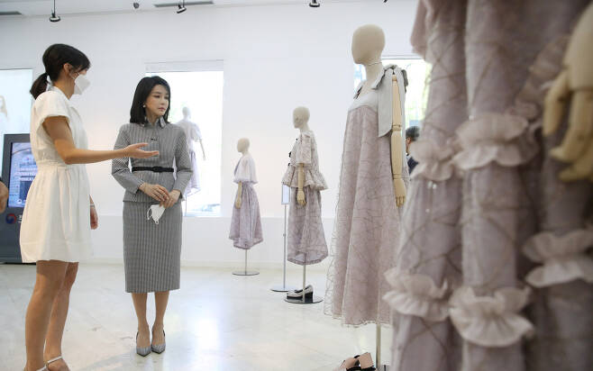 First lady Kim Keon-hee (second from left) visits a Korean fashion exhibition held at the South Korean culture center in Madrid on Tuesday. (Yonhap)