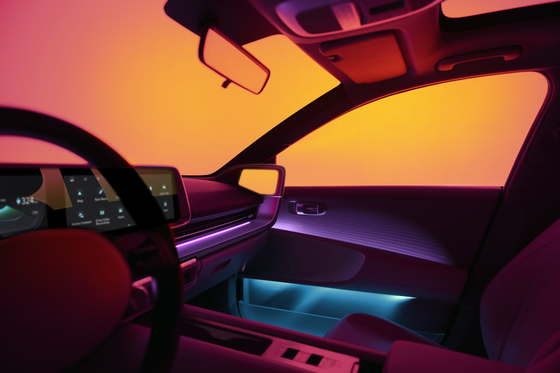 The Dual Color Ambient Lighting system is able to emit 64 different color combinations. [HYUNDAI MOTOR]