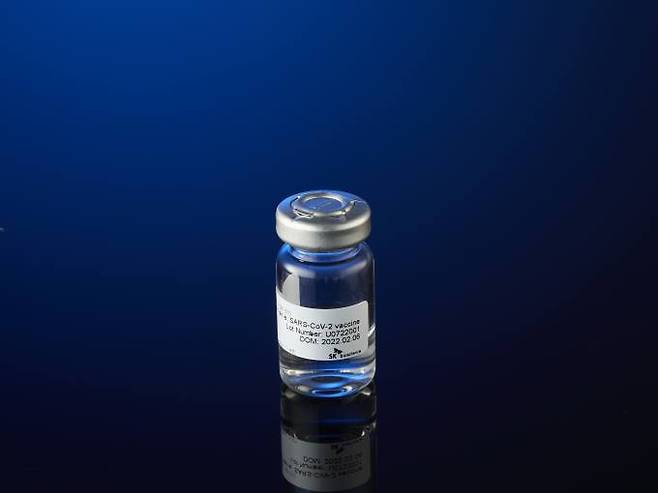 SK바이오사이언스가 개발한 코로나19 백신 ‘스카이코비원멀티주’가 정식으로 품목허가됐다.   SK바이오사이언스