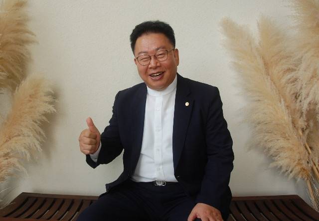 ‘2022 국민미션어워드’ 올해의 목회자 상을 받은 김기남 목사가 지난 25일 경기도 부천시 오정구 오정도 예심교회 2층 카페 벤치에서 예심코칭목회 철학을 설명하고 있다.