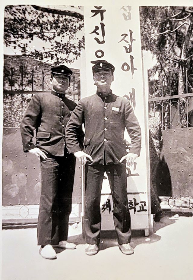 거제고등학교 규율부장이던 이종삼(오른쪽) 목사가 1974년 친구인 진상권 구미 양무리교회 목사와 사진 촬영을 하고 있다.