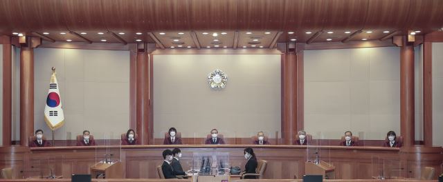 유남석 헌법재판소장을 비롯한 재판관들이 지난달 26일 서울 종로구 헌법재판소 대심판정에 앉아있다. 뉴시스