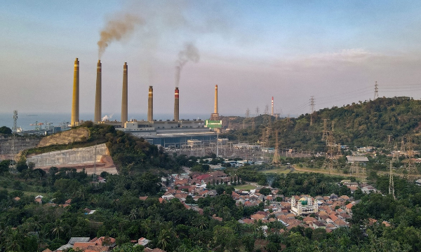 Smokestacks at the Suralaya coal-fired power plant belch fumes into the skies above Cilegon, Banten, on Sept. 21, 2018. International pressure to accelerate decarbonization may force Indonesia’s hand in transitioning from coal.(AFP/-)