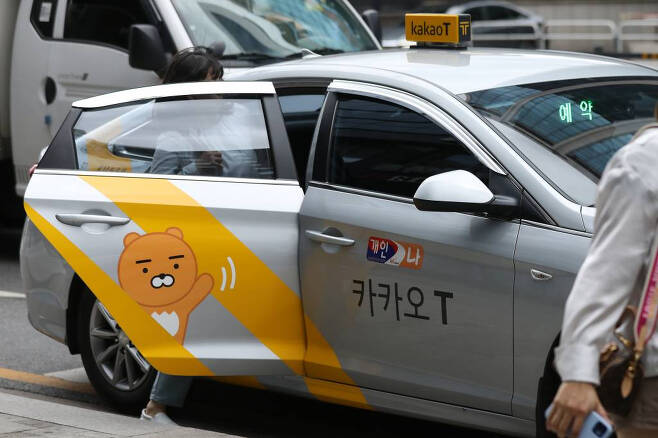 14일 오후 서울 시내 도로에서 한 시민이 플랫폼 택시를 탑승하고 있다. /사진=뉴시스