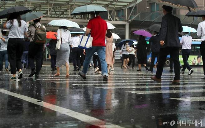 전국적으로 장마가 시작된 지난 23일 서울 영등포구 여의도 환승센터에서 시민들이 발걸음을 옮기고 있다. /사진=김휘선 기자